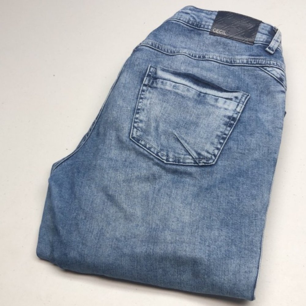 DESIGNER CECIL HIGH-RISE SLIMCUT JEANS 28x30 🦋